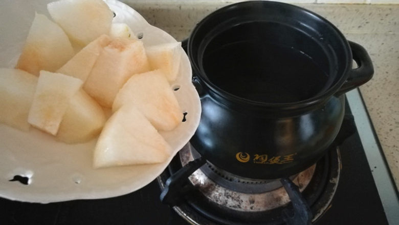 砂锅版糖水梨罐头,8、	灶上放一砂锅，加适量的水，我加了约3.5碗的水。烧开，将梨加入。