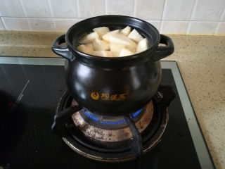 砂锅版糖水梨罐头,9、	梨加入后水烧开。转中小火，让锅中保持微沸状态。