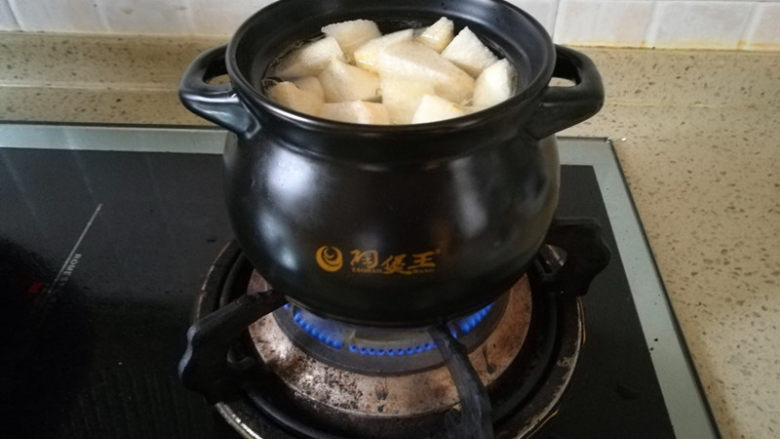 砂锅版糖水梨罐头,9、	梨加入后水烧开。转中小火，让锅中保持微沸状态。