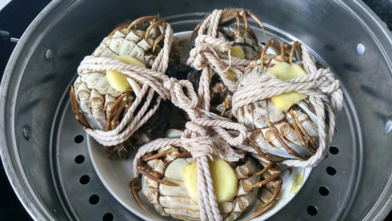 清蒸大闸蟹,锅里的水烧开以后，将螃蟹放入蒸笼，每一个螃蟹肚子朝上。