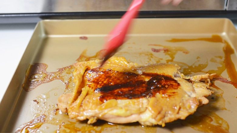 蜜制照烧鸡腿饭,翻过来烤皮的一面，刷照烧酱。
180度 上下火，烤5分钟左右，看表面情况，不要烤糊，可提前关火。