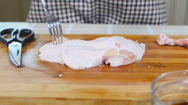 蜜制照烧鸡腿饭,用叉子将鸡肉扎些小眼，更易入味。