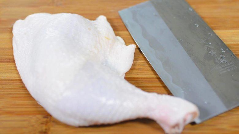 蜜制照烧鸡腿饭,大鸡腿一个，用刀把肉拍松散一些，方便脱骨。