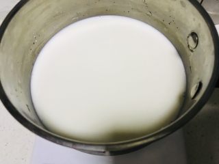 焦糖布丁,牛奶倒入奶锅中