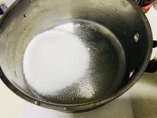 焦糖布丁,现在做焦糖部分：细砂糖倒入厚底奶锅中！一定要厚底的