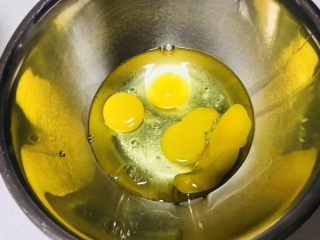 焦糖布丁,3个全蛋➕1个蛋黄 放在一个干净的盆中