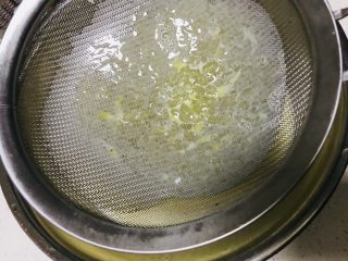 焦糖布丁,过滤完剩下的蛋筋 扔掉 决定不要用刮刀强行过筛。过滤好的布丁液放一旁备用