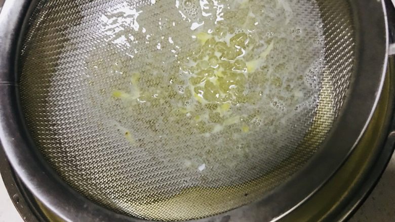焦糖布丁,过滤完剩下的蛋筋 扔掉 决定不要用刮刀强行过筛。过滤好的布丁液放一旁备用
