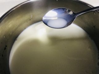 焦糖布丁,加热到没有糖粒 但绝对不能加热到牛奶沸腾！
