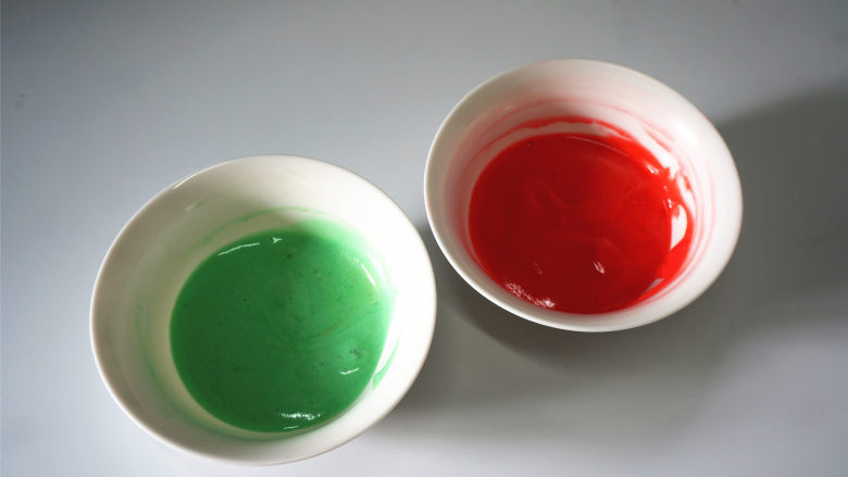 樱桃彩绘蛋糕卷,一大勺蛋黄糊，二大勺蛋白糊，2滴色素，拌均匀，分别做出绿色和红色的蛋糕糊。
