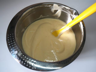 樱桃彩绘蛋糕卷,将剩余的蛋白糊和蛋黄糊切拌混合成为原色蛋糕糊。
