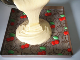 樱桃彩绘蛋糕卷,将原色蛋糕糊倒入已烤至定性的图案上。
