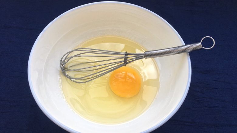 椰蓉酥,把鸡蛋磕入盆中。