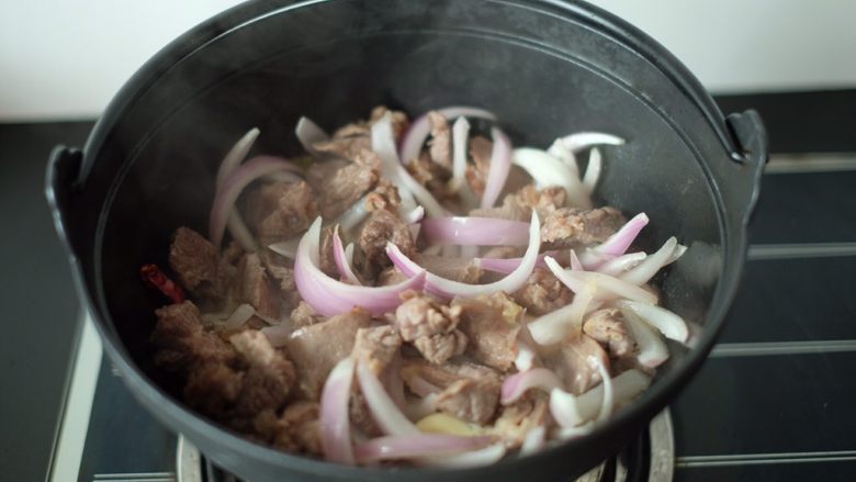 【再添一碗饭】の番茄牛腩锅,放入牛腩块，快速翻炒，让每块牛肉都均匀地裹上油脂和香气
