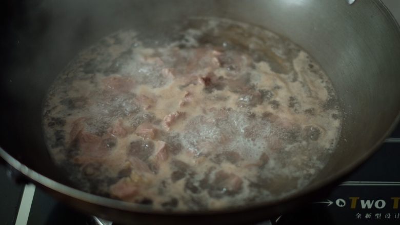 【再添一碗饭】の番茄牛腩锅,牛腩放入沸水中焯烫去腥