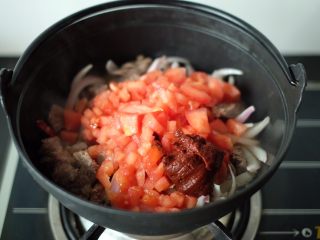 【再添一碗饭】の番茄牛腩锅,加入切丁的番茄和番茄酱，翻炒均匀