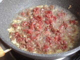 肉末茄子,加入少许水，煮2到3分钟