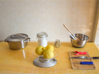 菊花雪梨酱,将所需的食材和工具清洗干净，摆放好，工作开始