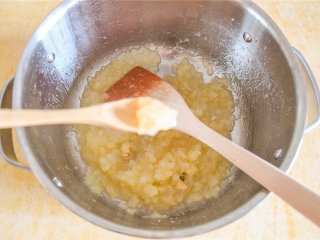 菊花雪梨酱,果酱变得粘稠，搅动有阻滞感即可。此过程可能长达30分钟以上，一定要有耐心，随着水分的减少不断调小火力。在果酱将要煮好的时候加入两朵菊花，增加美感。