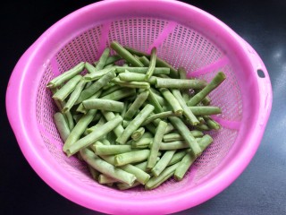绿色美食+干锅四季豆（微辣）,将四季豆的两端去掉，掐成小段，并清洗干净。