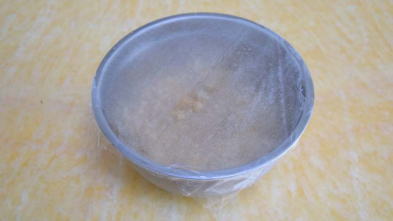菊花雪梨酱,盖上保鲜膜，放入冰箱中冷藏2小时以上。这一步很重要，糖可以把梨中的水分挤出来，下一步熬煮的时候就不用添加水，这样熬煮出来的果酱更加纯粹