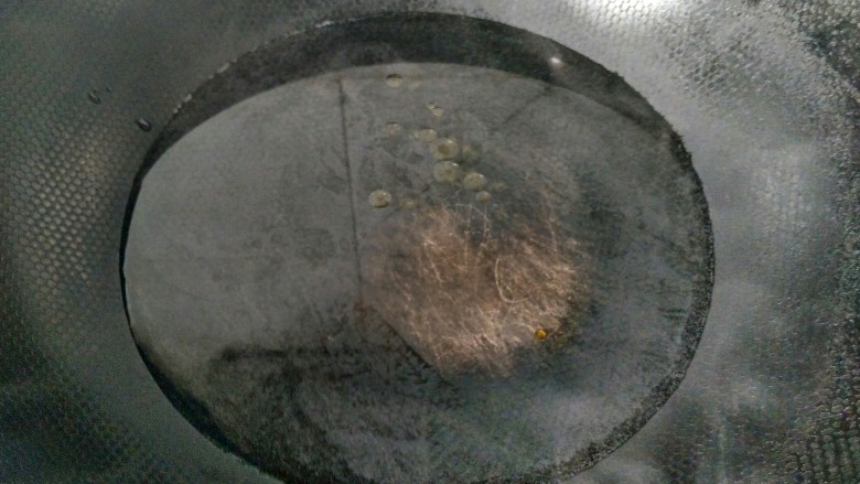 绿色美食+干锅四季豆（微辣）,锅内放入清水，滴几滴色拉油。
