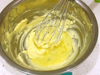 一口莲蓉酥,把15克的全蛋液加入黄油中，搅拌均匀，让蛋黄和黄油充分混合变成糊状。