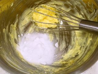 一口莲蓉酥,把15克砂糖加进黄油中，继续搅拌均匀。