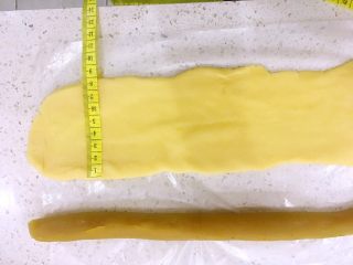 一口莲蓉酥,用擀面杖摊平，约宽8-9厘米。