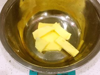 一口莲蓉酥,先把50克黄油切块，室温软化，打发。