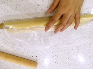 一口莲蓉酥,拉一一边的保鲜膜，沿着先蓉馅的弧度吧面皮包过去。