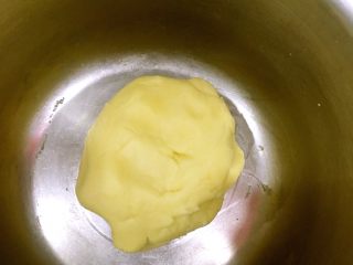一口莲蓉酥,成了170克左右的面团。如图。