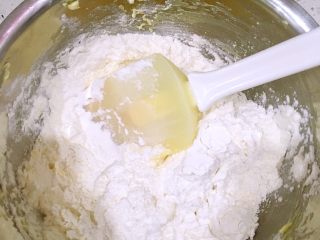 一口莲蓉酥,95克的低筋面粉过筛，与黄油混合。