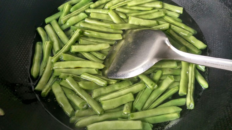 绿色美食+干锅四季豆（微辣）,水开后倒入洗干净的四季豆。