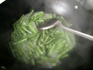 绿色美食+干锅四季豆（微辣）,四季豆煮七分熟，捞起备用。