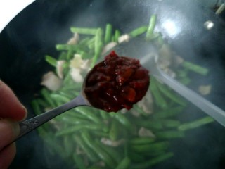 绿色美食+干锅四季豆（微辣）,加入一勺豆瓣酱，翻炒。
