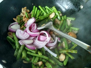 绿色美食+干锅四季豆（微辣）,四季豆快熟了，加入洋葱翻炒。