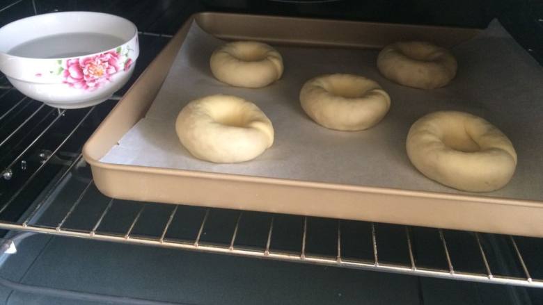 栗子面包,把全部做的都放入烤盘再放入烤箱中方开发酵功能进行二发，为了保证湿度达到，可以在发酵的时候放入一碗温水进入烤箱。发至1.5-2倍大，二发温度30-38度之间不得超40度，湿度75%-85%之间。