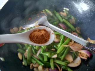 绿色美食+干锅四季豆（微辣）,加入一勺五香粉，翻炒。