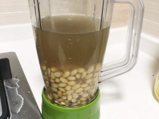 浓情蜜意核桃豆浆,煮好之后的黄豆放入搅拌机中，最后留下的水大约是400ml的样子