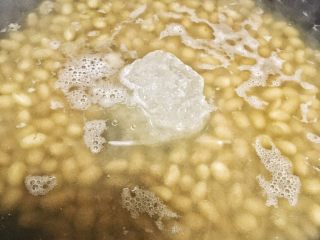 浓情蜜意核桃豆浆,加清水和冰糖放入锅里煮熟。泡过之后到黄豆很容易熟，大火煮半个小时左右。
