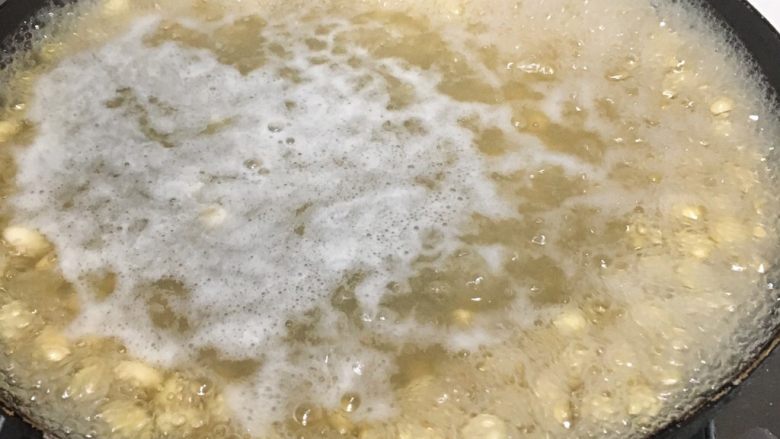 浓情蜜意核桃豆浆,煮的时候水会减少，所以要酌情加清水进锅里。（也可以直接用电压力锅煮，一次性煮好不需要加水）