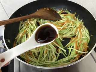 绿色美食～素炒西葫芦丝,炒至西葫芦丝也变色变软时，加入一勺蚝油