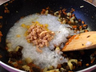 早餐+杂蔬粥 养生粥,锅里放入煮好的粥，加入一碗玉米粒，加入玉米火腿丁小火慢炖