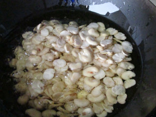 怪味胡豆,锅中放油，烧至4成热，把冷冻的蚕豆倒入油里，中火炸