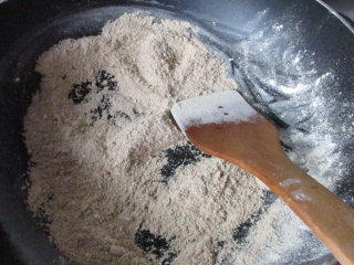 怪味胡豆,继续小火炒到成混合均匀，成粉的状态，放一边备用