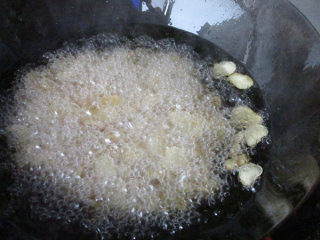 怪味胡豆,炸的时候一开始豆子都沉在锅底，慢慢有飘起了的，要用勺子不断翻动，让其受热均匀
