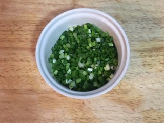 剁椒蒸排骨,葱用可饮用的水洗净擦干后切葱花备用。