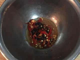 剁椒蒸排骨,腌排骨的腌料酱汁不要倒掉，放入豆鼓、剁椒、米酒和香油拌匀。