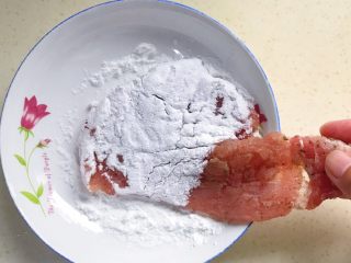 猪扒米汉堡,首先猪排上拍上干淀粉